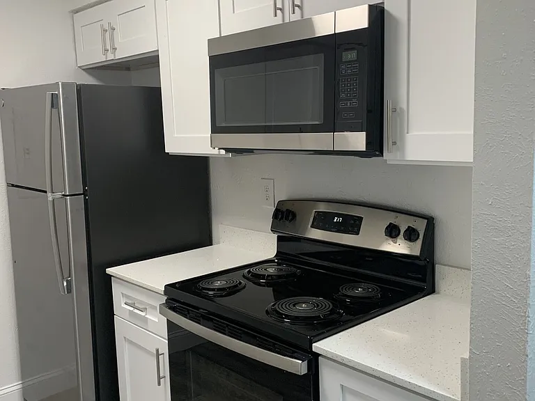 Oak Manor Apartments — Photo 29