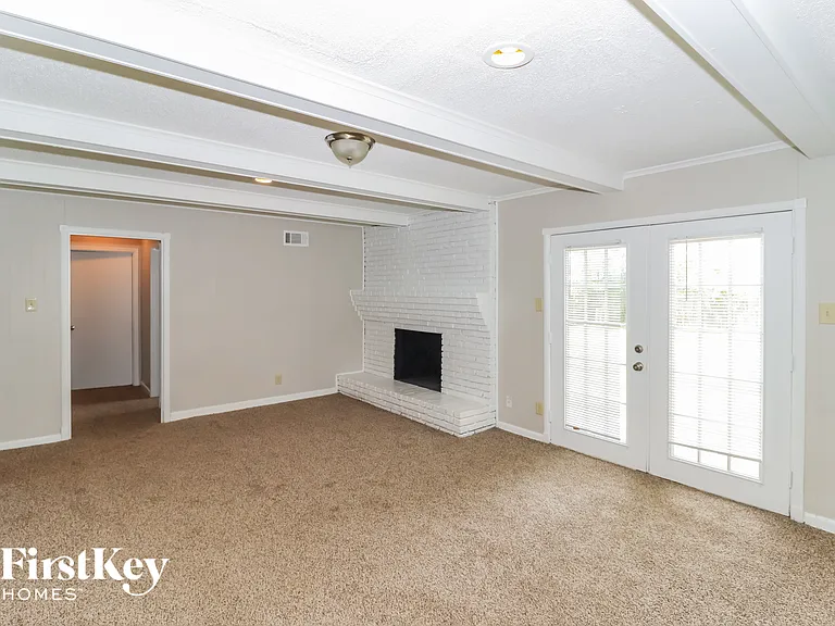 2801 Emerald St — Photo 3