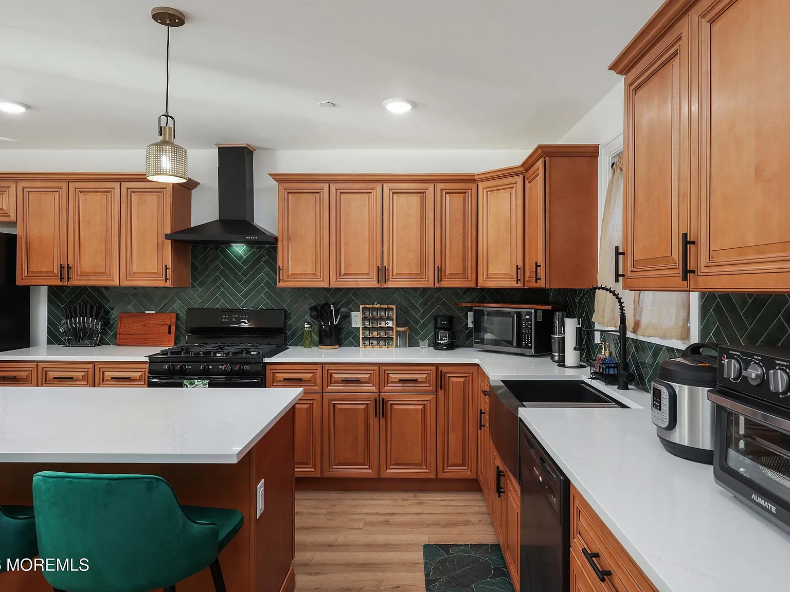 129 Sumner Ave — Photo 2