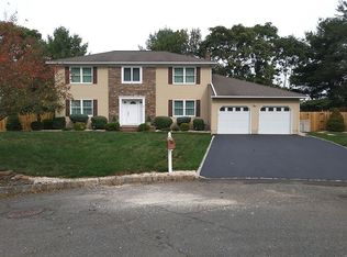 28 Thompson Pl, Parlin, NJ 08859