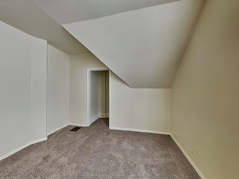 914 E Indiana Ave — Photo 18