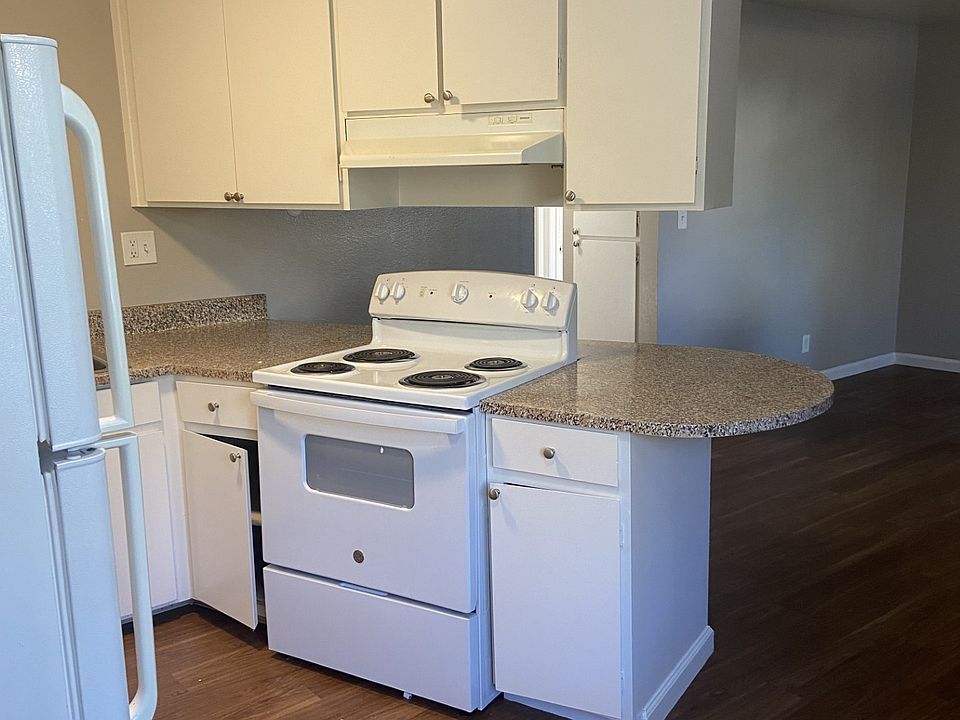 All electric kitchen appliances) full sized appliances_ actual unit #31 kitchen