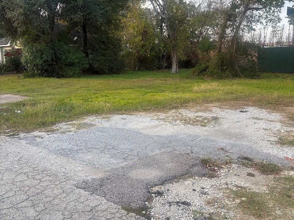2nd image of 2220 Gladys Ave