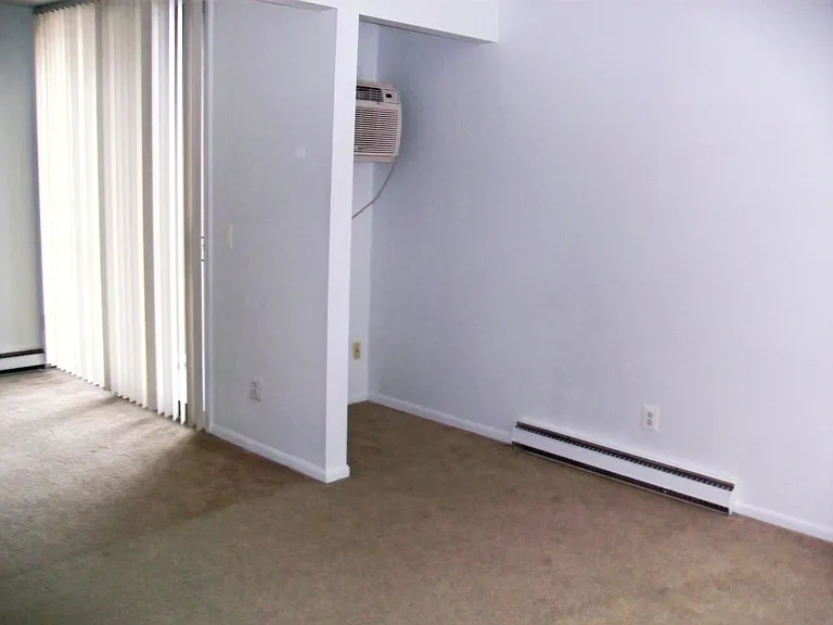 Executive House Apartments — Photo 6