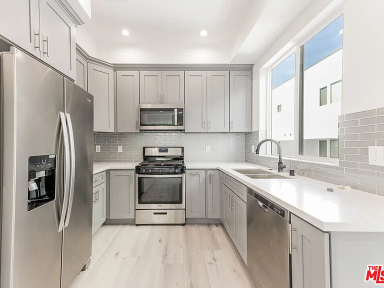 1238 1/2 N Beachwood Dr — Photo 3