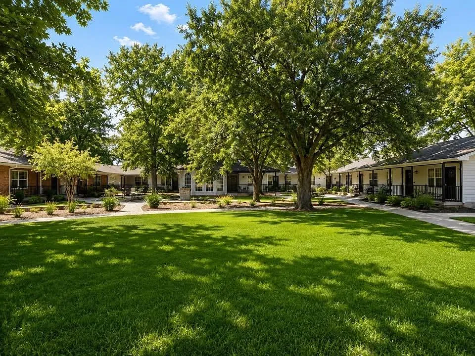 2 bed, 1.0 bath, 1100 sqft, $1,700 — Photo 2
