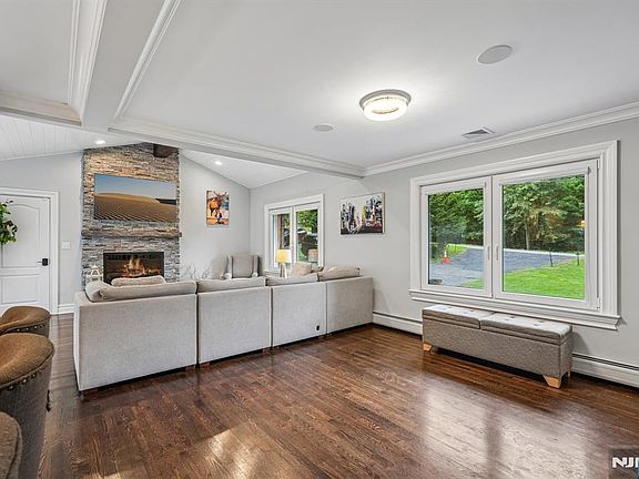 4th image of 689 Colonial Road