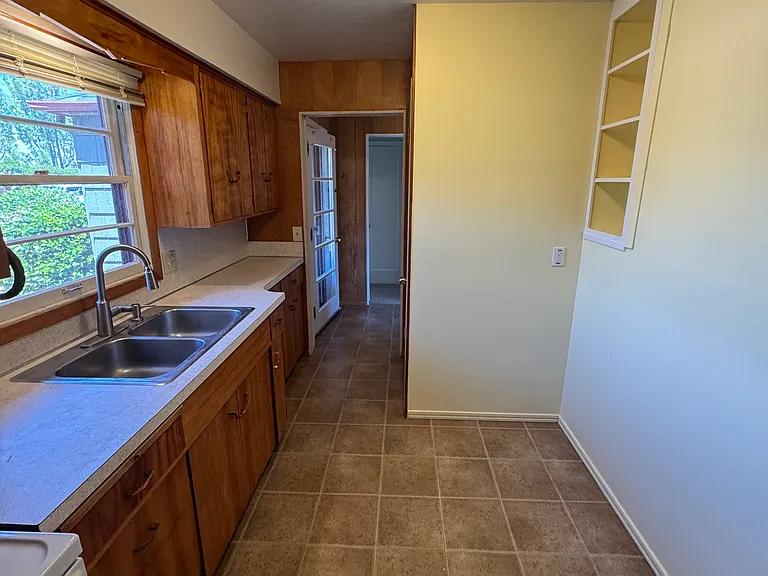 218 Phelps St — Photo 5