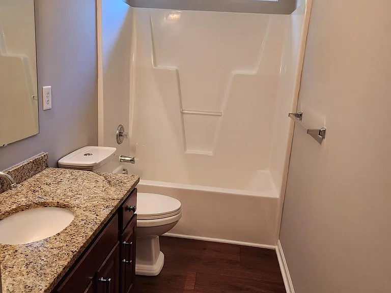 2nd bathroom (Pic 1)