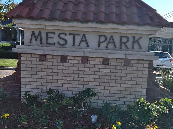 Swanky area close to grocery stores, pharmacy, restaurants, bus line, Paseo and Aisin districts, Midtown, downtown, Broadway Extension, and OCU.