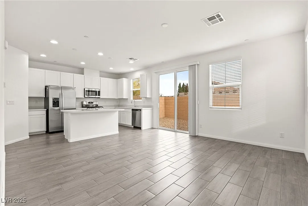 3 bed, 2.5 bath, 1829 sqft, $2,250 — Photo 3