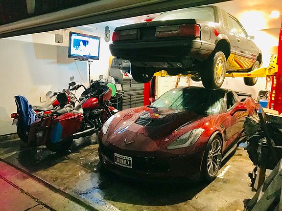 Automotive lift in garage 