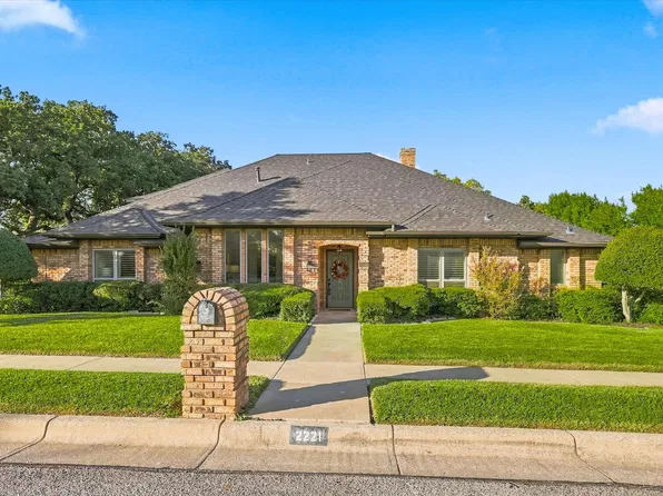2221 Pine Thicket Ln, Bedford, TX 76021