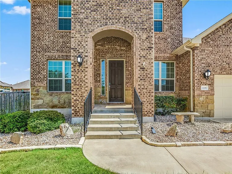 2208 Legend Hill Dr — Photo 2