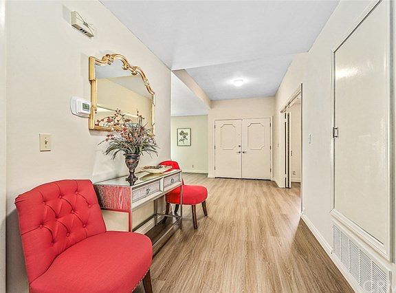 2nd image of 1018 Oakdale Ln