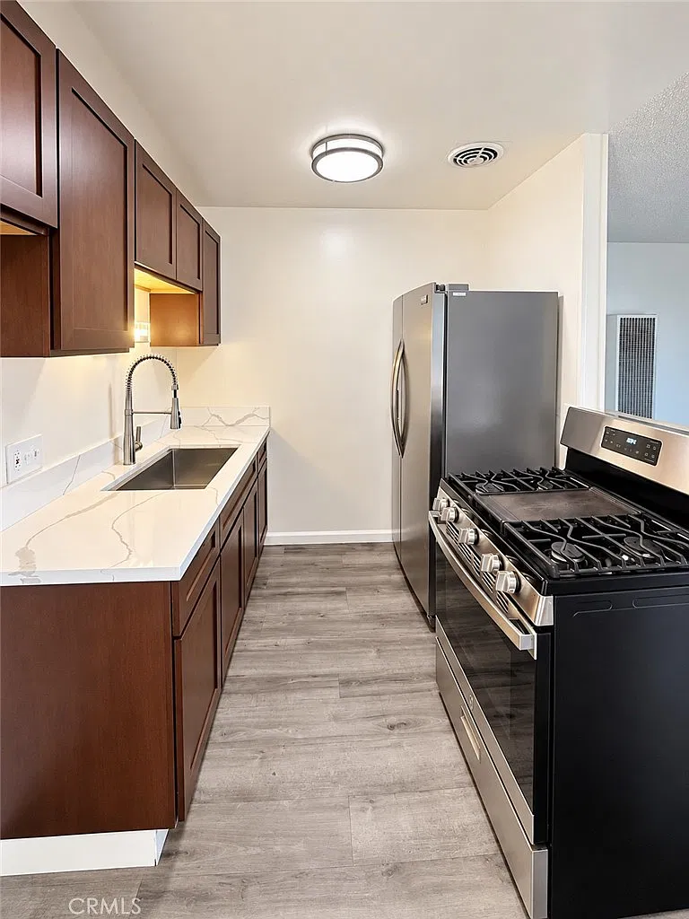 2 bed, 750 sqft, $2,050 — Photo 3