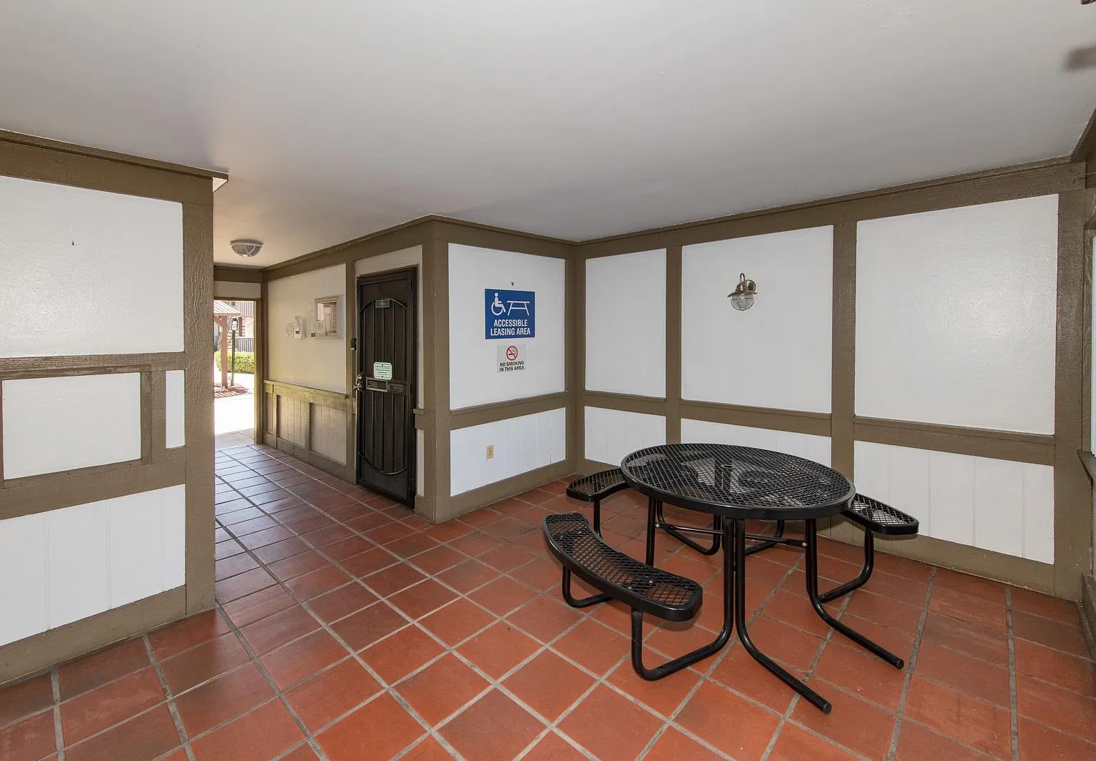 Palomar Gardens Apartments — Photo 4