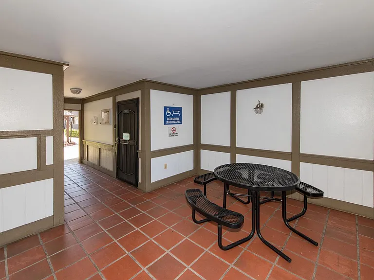 Palomar Gardens Apartments — Photo 4