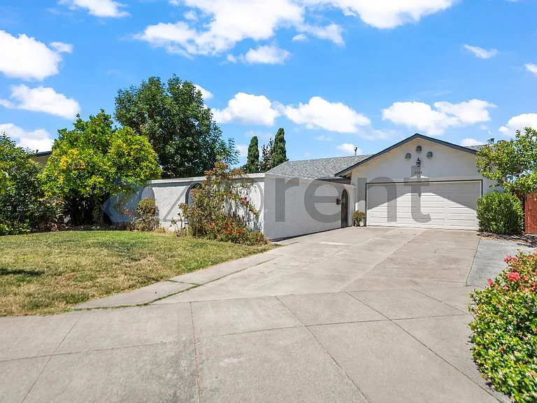7525 Hazelnut Dr — Photo 1