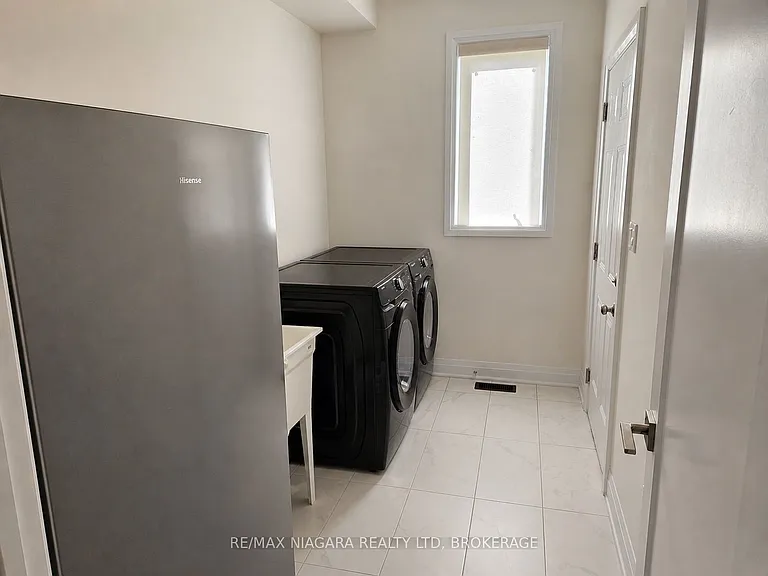 29 Oriole Cres — Photo 7