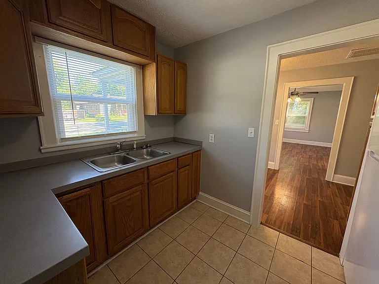 1832 Garibaldi Ave — Photo 5