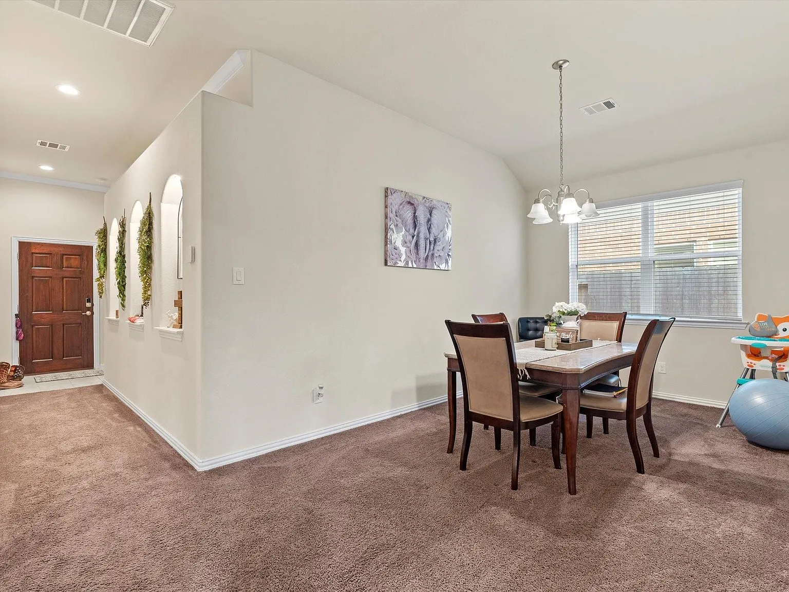 3 bed, 2.0 bath, 1863 sqft, $2,290 — Photo 2