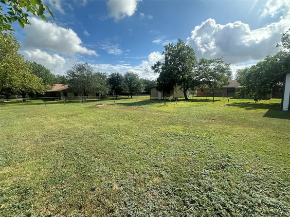 129 S Pecan St, Flatonia, TX 78941