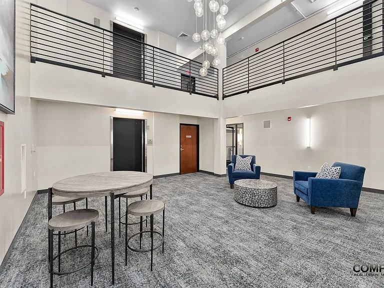 610 Gray St Apartments — Photo 43