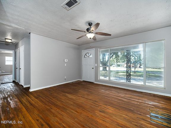 5th image of 2732 Sunny Acres Dr N