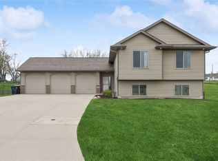 4594 Creekview Trl, Palo, IA 52324