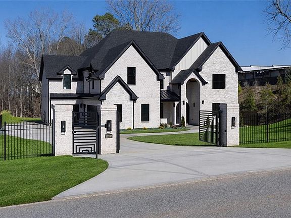 2nd image of 3235 Smithtown Rd