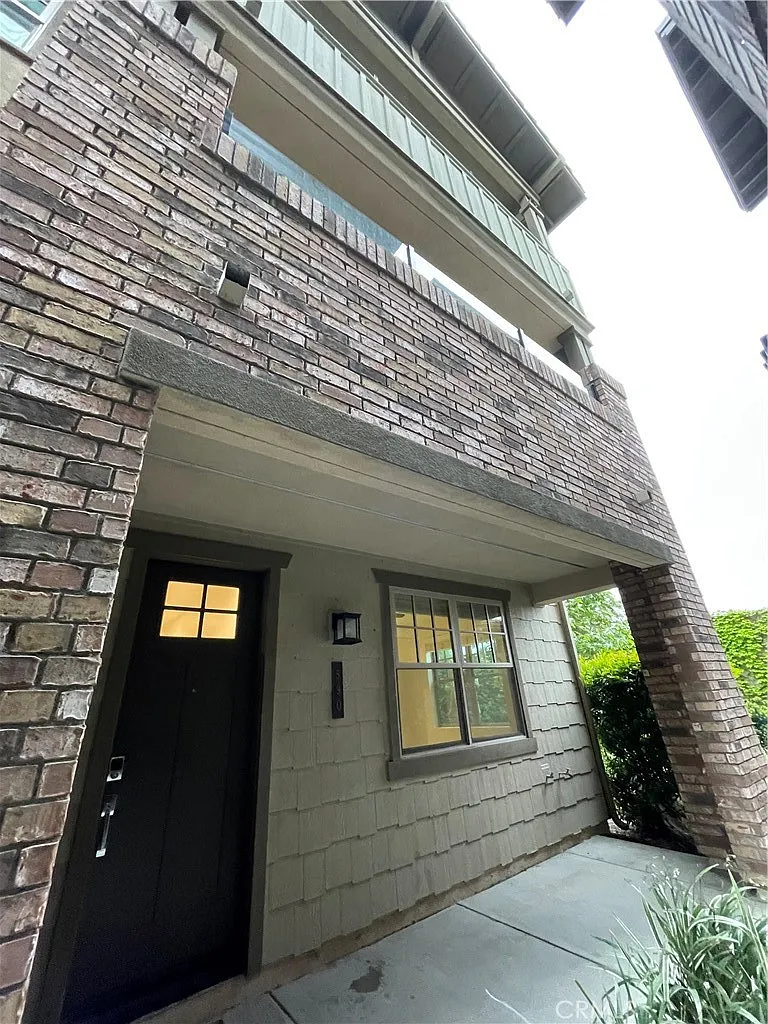 4 bed, 1960 sqft, $3,950 — Photo 2