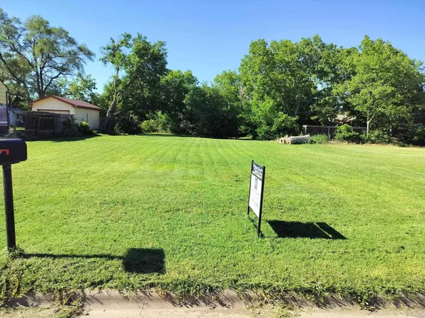 327 W 11th St, Russell, KS 67665