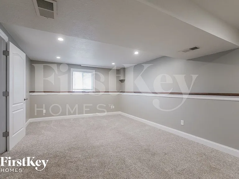 810 York Dr — Photo 13
