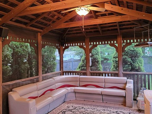 Seating w/storage and carpet