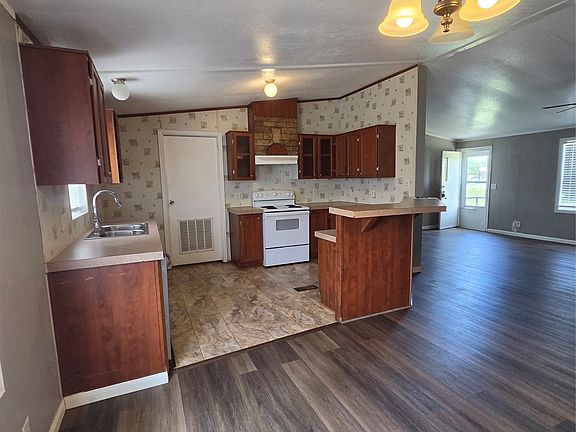4th image of 310 Latham Ln