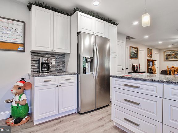4th image of 9 Greenwood Ln