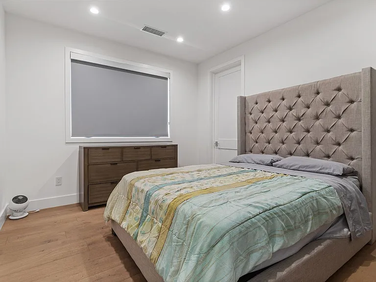 4435 Stansbury Ave — Photo 43