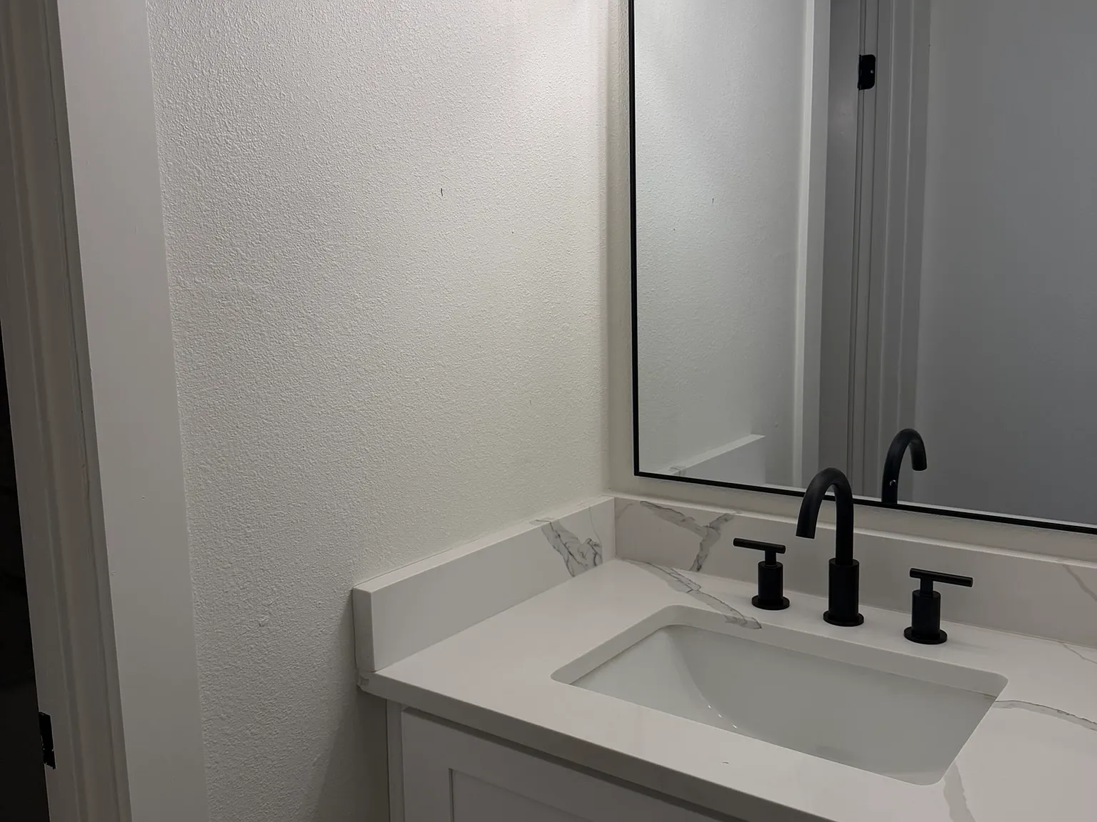 1 bed, 1.5 bath, 1000 sqft, $1,150 — Photo 2