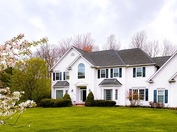 111 Fox Trl, Chagrin Falls, OH 44022