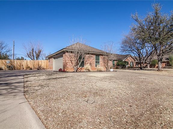 2nd image of 2802 Woodlake Dr