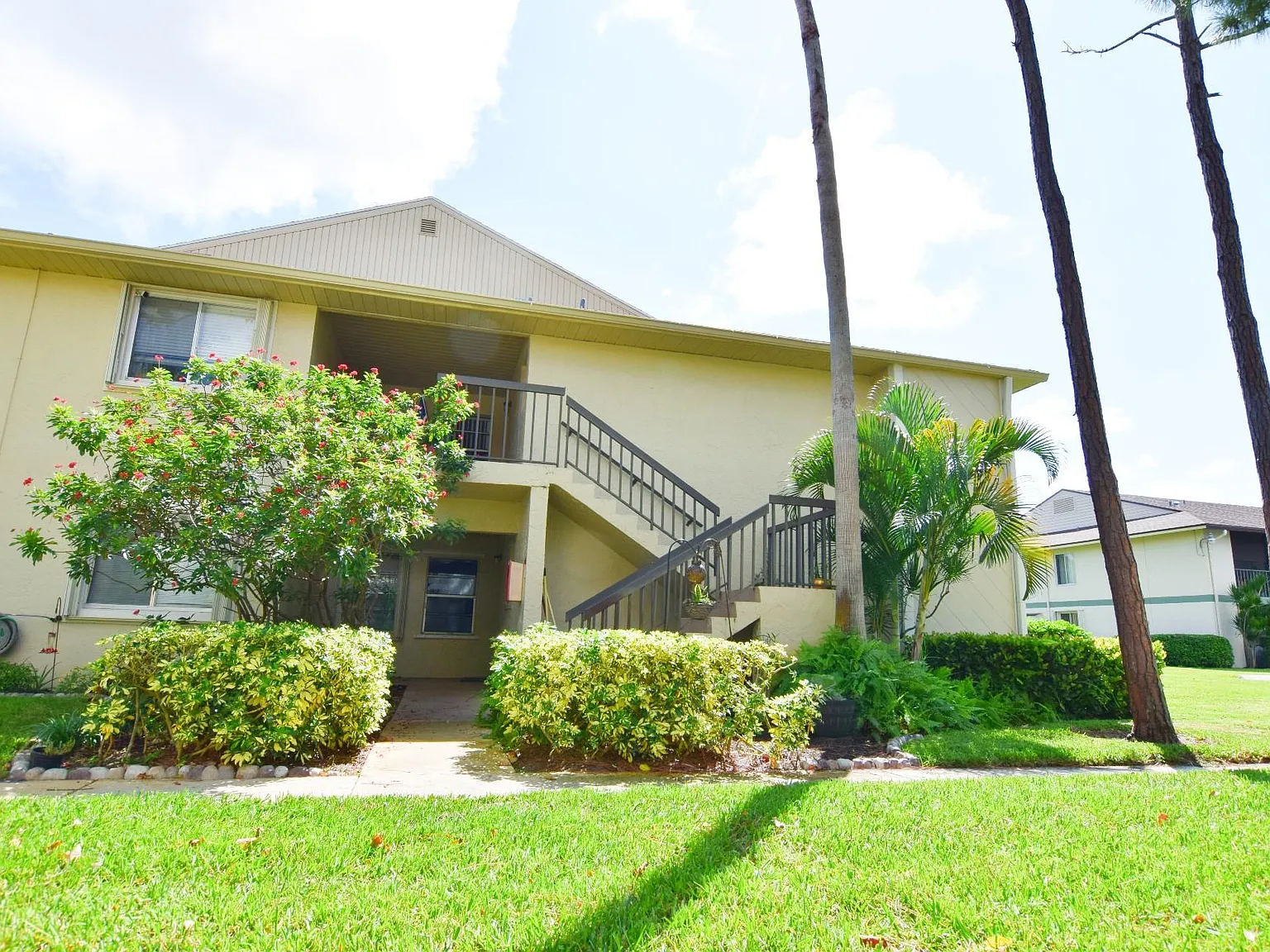 2 bed, 906 sqft, $2,100 — Photo 2