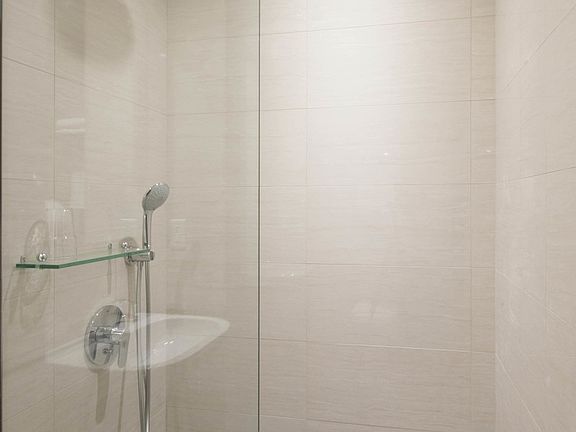 5th image of 115 E 37th St APT 3f