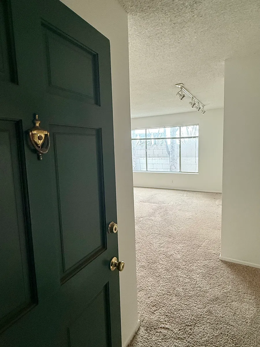 Building Photo - 1319 Wellesley Ave #104