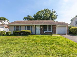 54 Joanne Dr, Holbrook, NY 11741