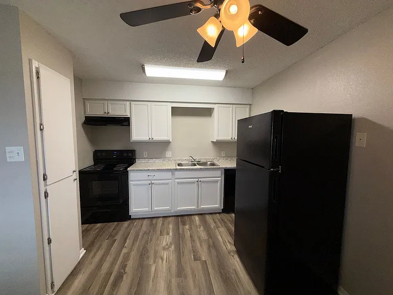 La Mesa Apartments — Photo 9