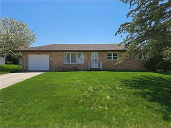 717 10th Ave SE, Dyersville, IA 52040