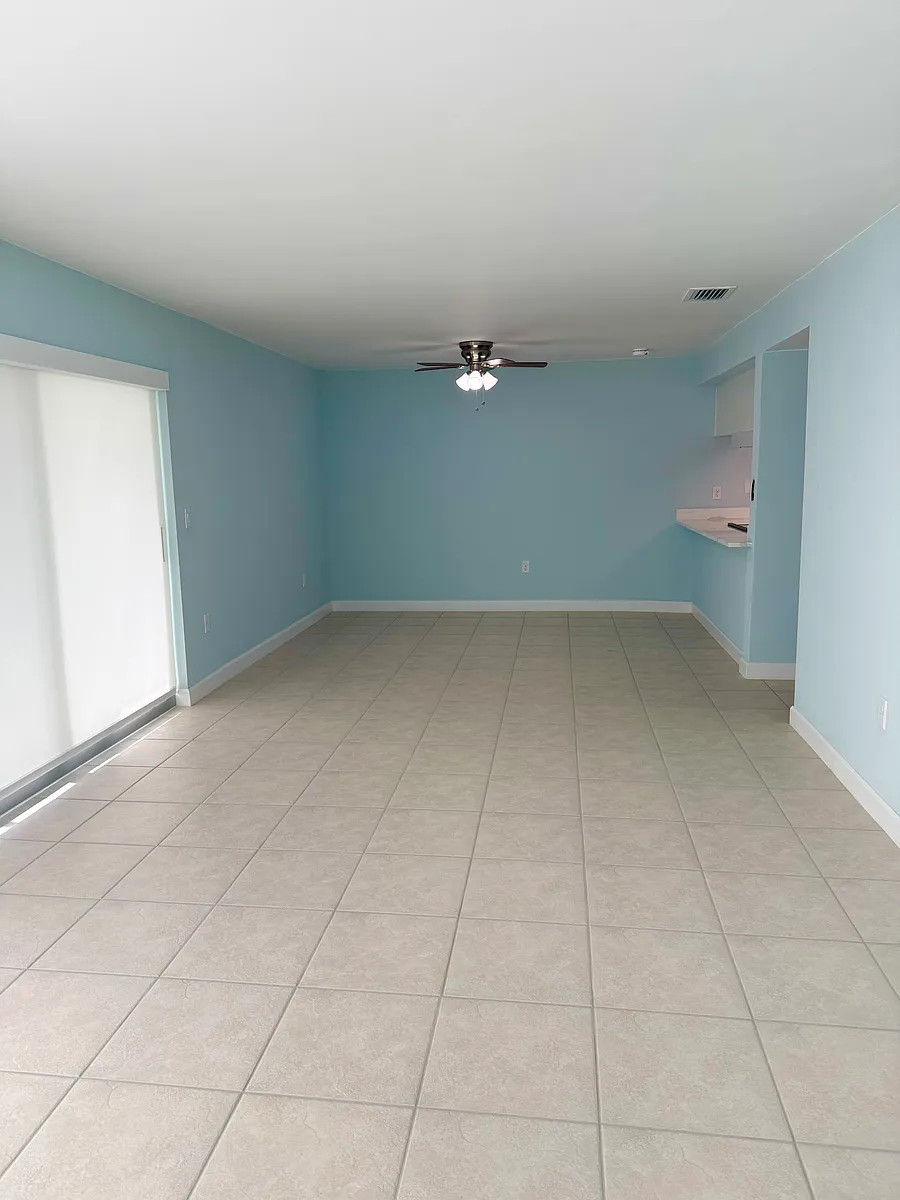 Building Photo - 1 Windrush Blvd #Z