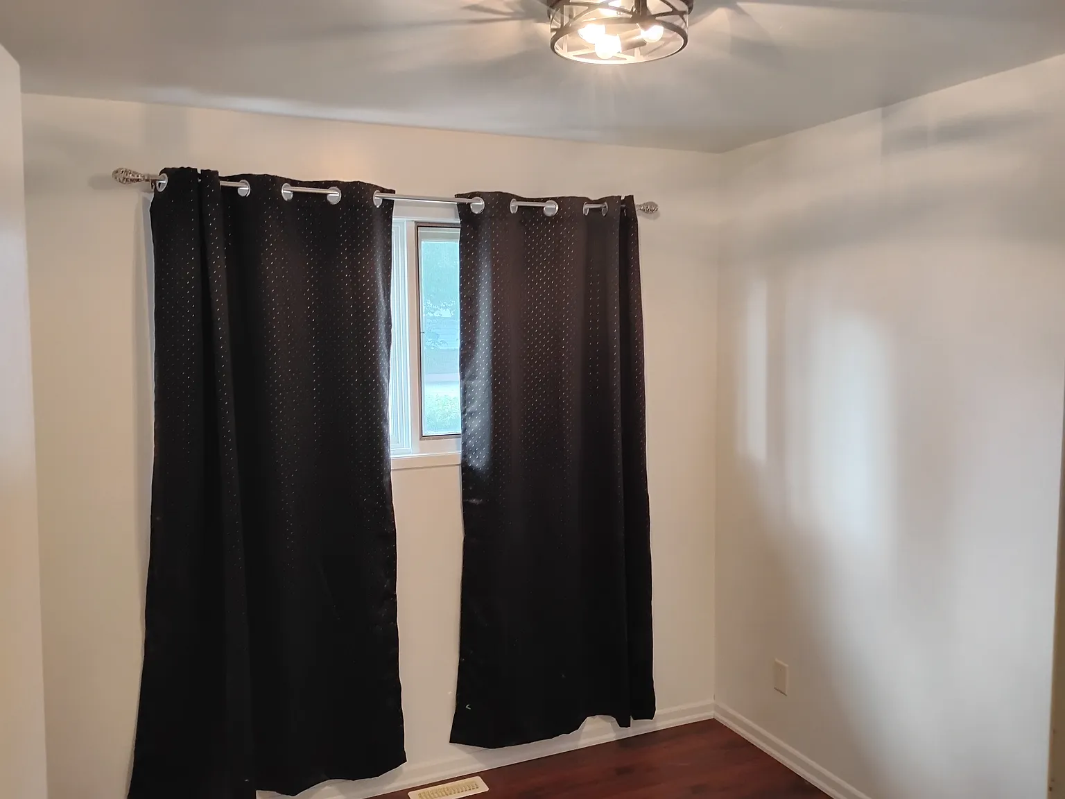 5 bed, 1900 sqft, $2,775 — Photo 2