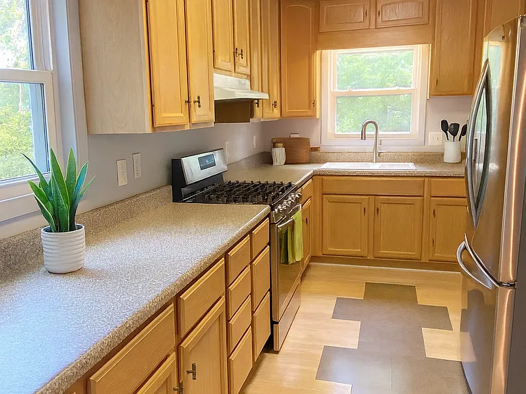 1045 Stonewood Dr — Photo 3